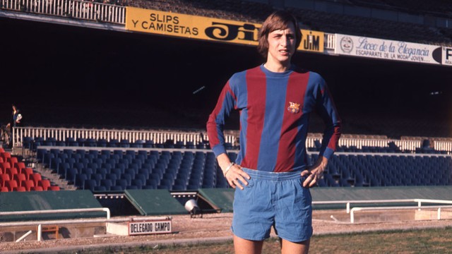 Johan Cruyff com a camisa do Barcelona (Foto: reprodução)