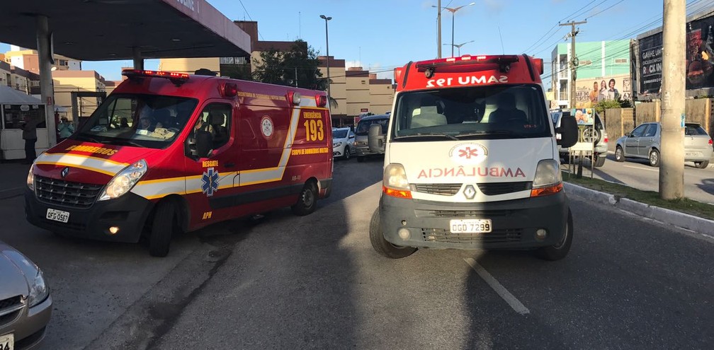 Duas mulheres são atropeladas na rua principal do bairro Bancários, em João Pessoa (Foto: Walter Paparazzo/G1)