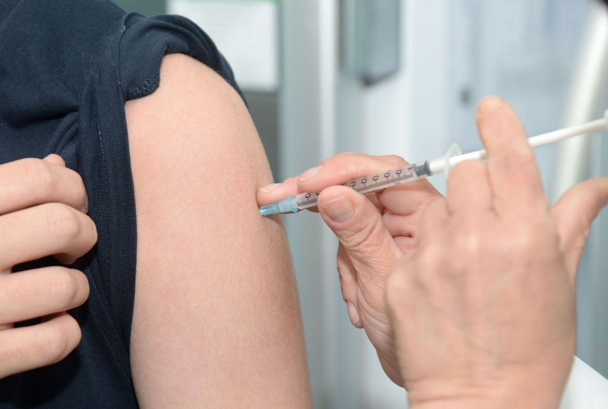 Certifique-se que sua carteira de vacinação está atualizada (Foto: Unsplash / Hyttalo Souza / CreativeCommons)