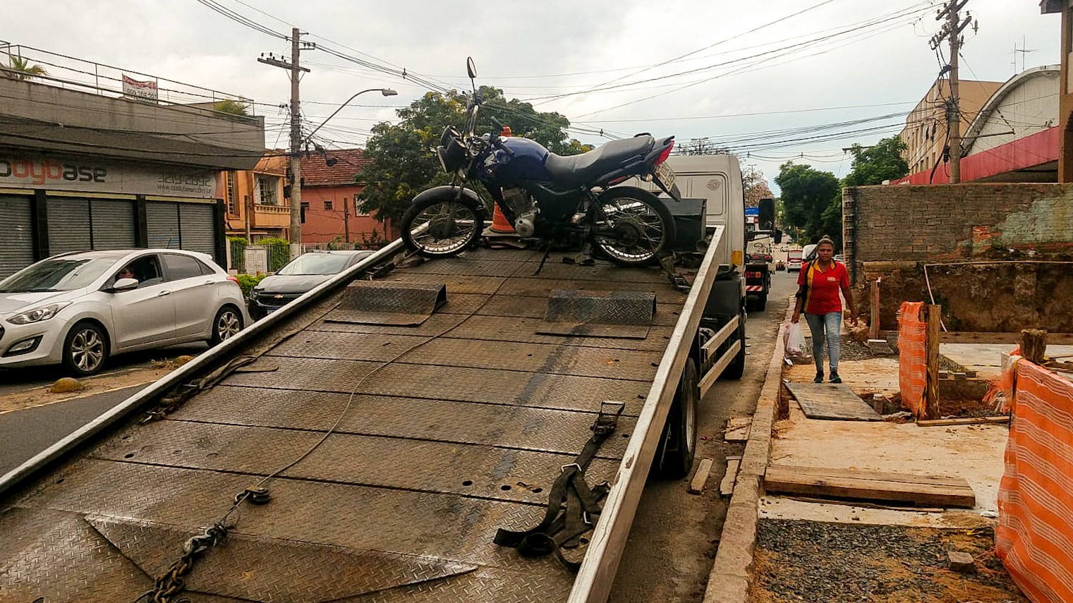 Jovem sem habilitação é flagrado conduzindo moto com R$ 430 mil em dívidas em Porto Alegre