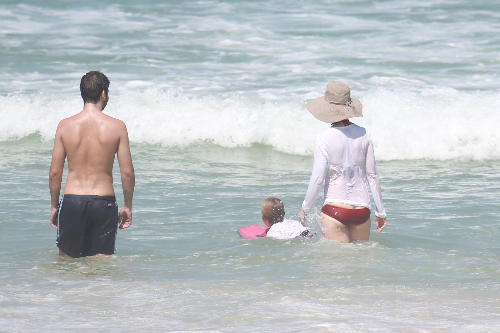 Fernanda Torres leva o filho para surfar (Foto: Dilson Silva/AgNews)