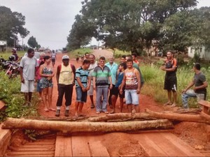 Moradores interidaram BR-156 na quarta-feira (15), em Calçoene (Foto: Reprodução/TV Amapá)