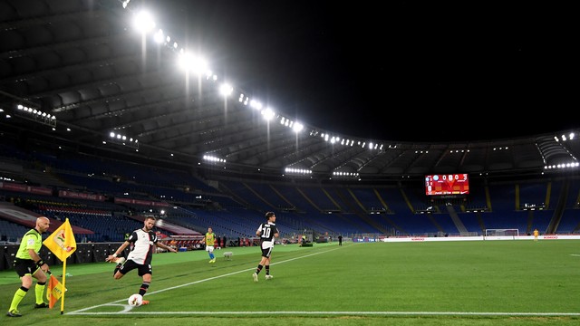 Pjanic cobra escanteio com cenário do Estádio Olímpico vazio ao fundo