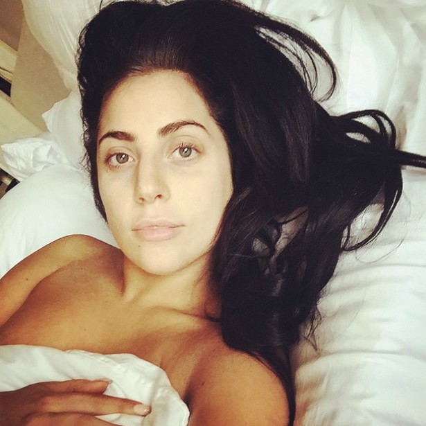 Apesar de adorar figurinos extravagantes e maquiagem pesada, Lady Gaga também posta autorretratos sem maquiagem de vez em quando. (Foto: Instagram)