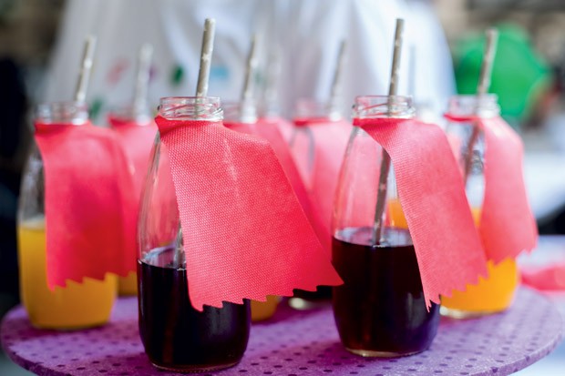 As bebidas – Garrafas com suco natural de uva e manga foram servidas durante a festa. O charme ficou por conta das capinhas de TNT. (Foto: Thais Galardi/GNT)