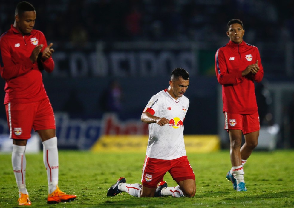 Volante do Bragantino, Raul atravessa campo de joelho para agradecer recuperação de cirurgia — Foto: Ari Ferreira/Red Bull Bragantino