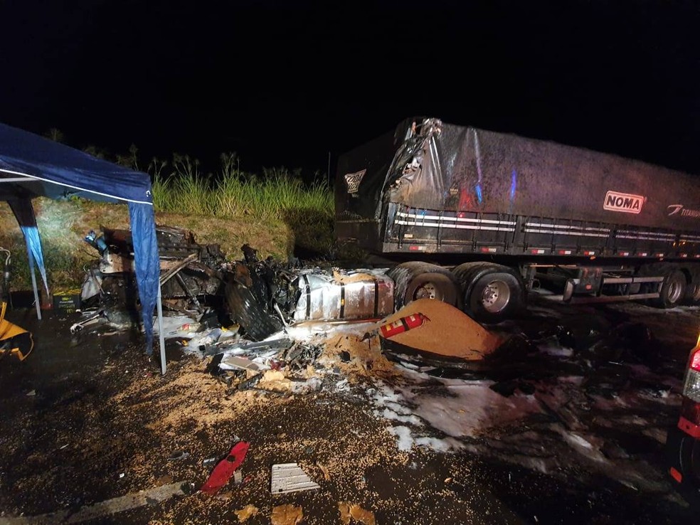 Batida entre duas carretas deixou um motorista gravemente ferido, na PR-317 — Foto: Divulgação/Corpo de Bombeiros