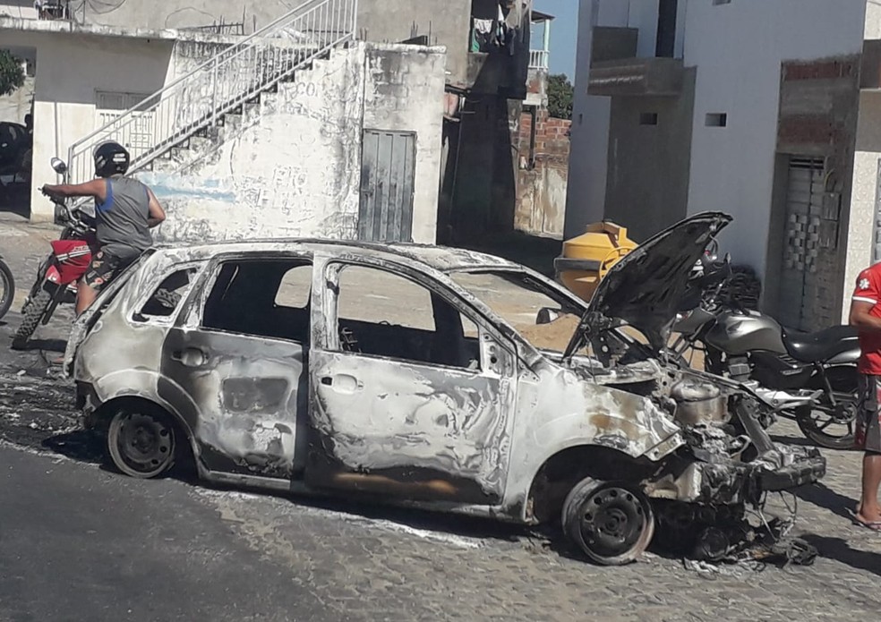 Após explodir agência bancária, bando incendiou veículo em local estratégico para dificultar acesso da polícia ao local do crime, em Coremas, PB — Foto: Polícia Civil/Divulgação