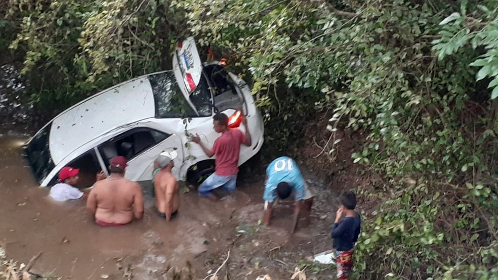 Homem perdeu controle do carro e caiu o rio Longá — Foto: Divulgação/PMPI