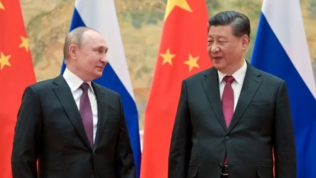 Putin e Xi Jinping se reuniram em Pequim semanas antes do início da invasão russa à Ucrânia (Foto: ALEXEI DRUZHININ\TASS VIA GETTY IMAGES via BBC)