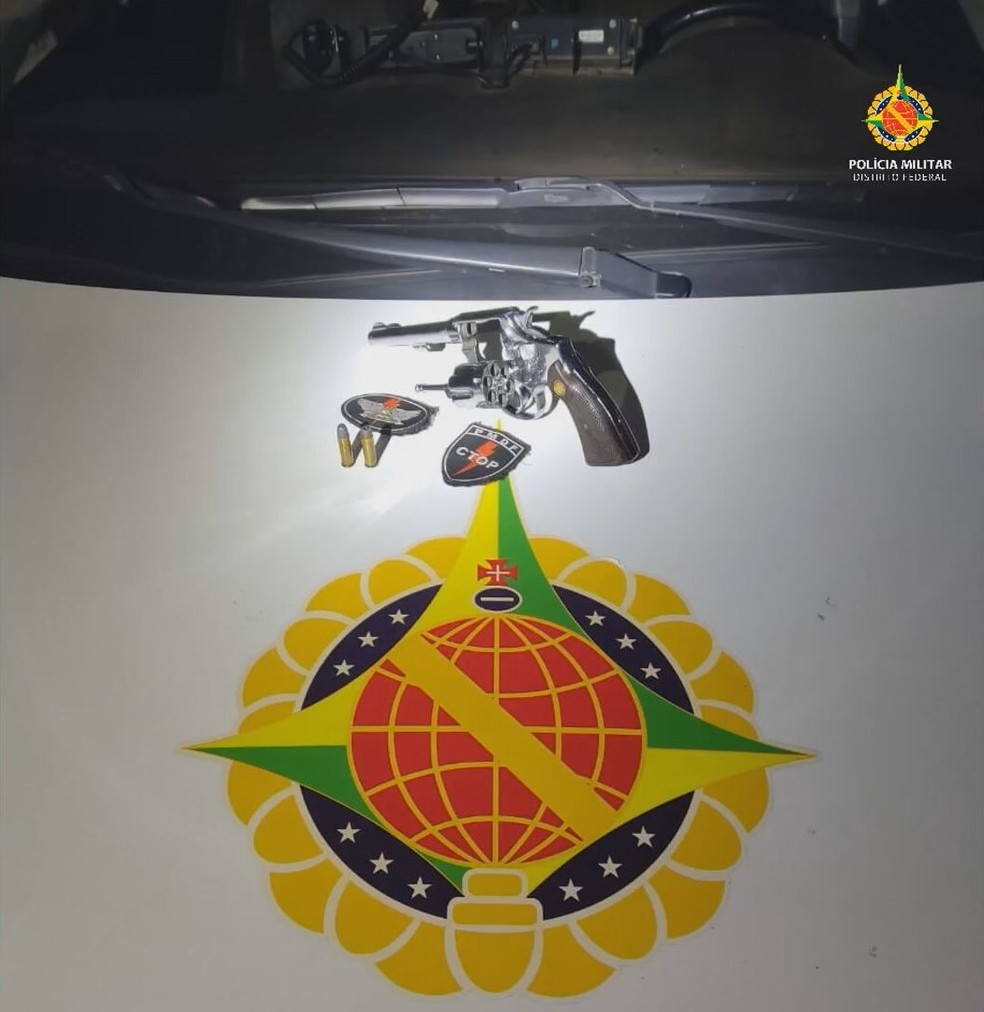 Revólver calibre 38 e dois cartuchos de munição encontrados com foragido da justiça preso em Ceilândia, no DF — Foto: PMDF/Divulgação