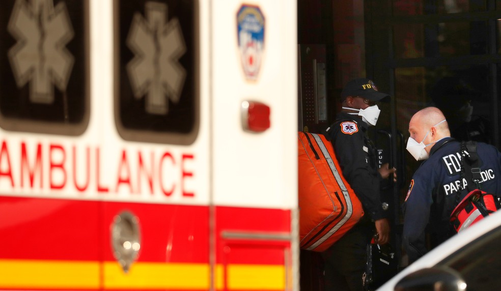 Profissionais de saúde socorrem mulher com dificuldades de respirar, um dos sintomas da Covid-19, em Nova York (EUA) nesta quarta-feira (150 — Foto: Lucas Jackson / Reuters