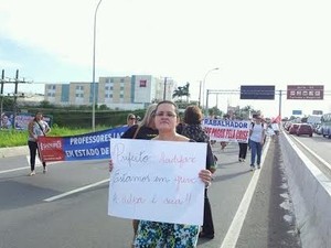 Manifestantes caminham pela pista central da BR-101, espírito santo (Foto: Viviane Machado/ G1)