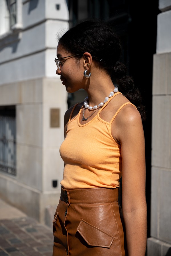 COPENHAGEN, DENMARK - AUGUST 12: Sara Flaaen Licius outside MFPEN wearing yellow top, brown leather skirt, pink bag and yellow glasses during Copenhagen fashion week SS21 on August 12, 2020 in Copenhagen, Denmark. (Photo by Raimonda Kulikauskiene/Getty Im (Foto: Getty Images)