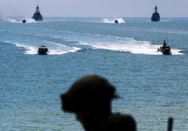 Navios de guerra russos vistos no Mar Negro em imagem do ano passado (Foto: Getty Images via BBC)