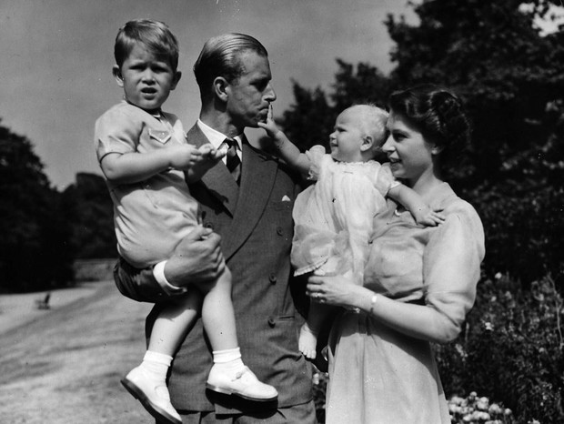 Príncipe Philip, Rainha Elizabeth II e os filhos, Charles e Anne (Foto: Getty Images)