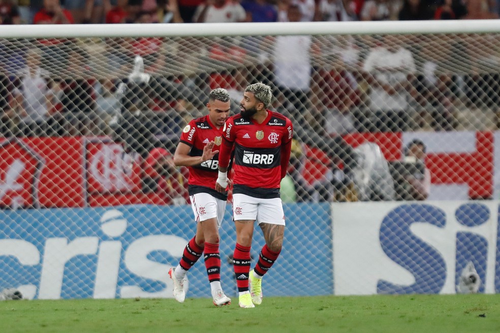 Matheuzinho comemora com Gabigol seu gol pelo Flamengo — Foto: Gilvan de Souza/Flamengo