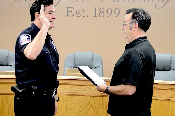 O ator Dean Cain na cerimônia na qual foi oficializado como policial de reserva do Departamento de Polícia da cidade de Pocatello, no estado norte-americano de Idaho (Foto: Divulgação)