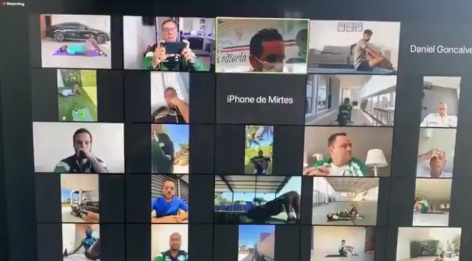 Gravando vídeo, Luxa mostra os bastidores do trabalho virtual do Palmeiras