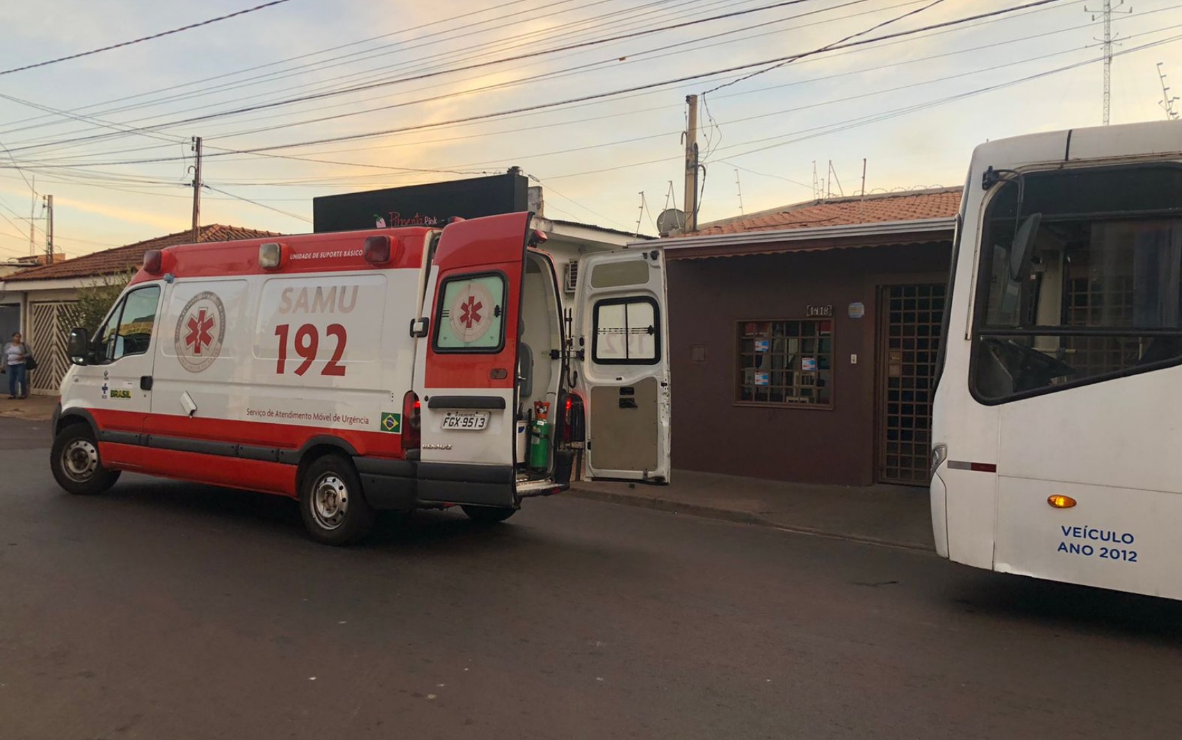 Acidente entre ônibus e moto deixa 2 feridos em Ribeirão Preto