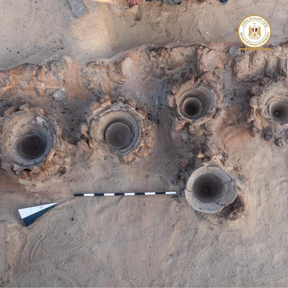 Vasos descobertos em antiga cervejaria egípcia (Foto: Ministério Egípcio de Antiguidades)