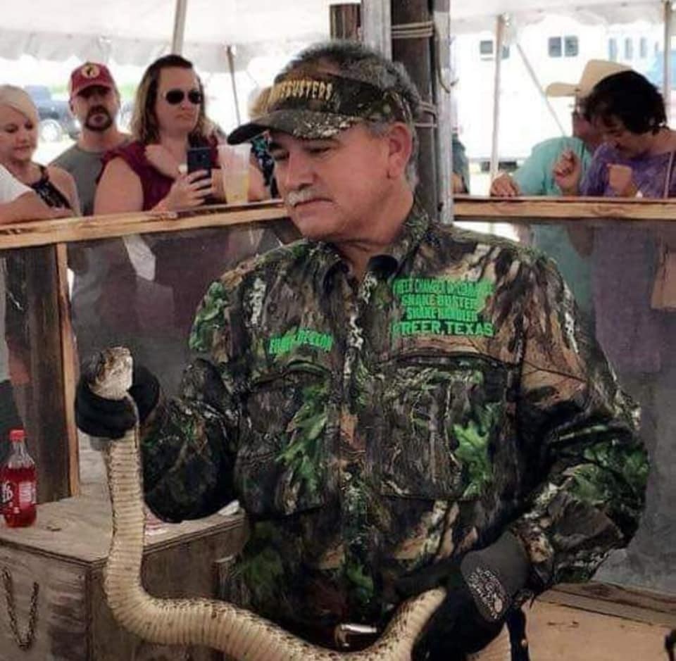 Tratador morre após ser mordido por cascavel durante festival no Texas (Foto: Reprodução/Facebook)