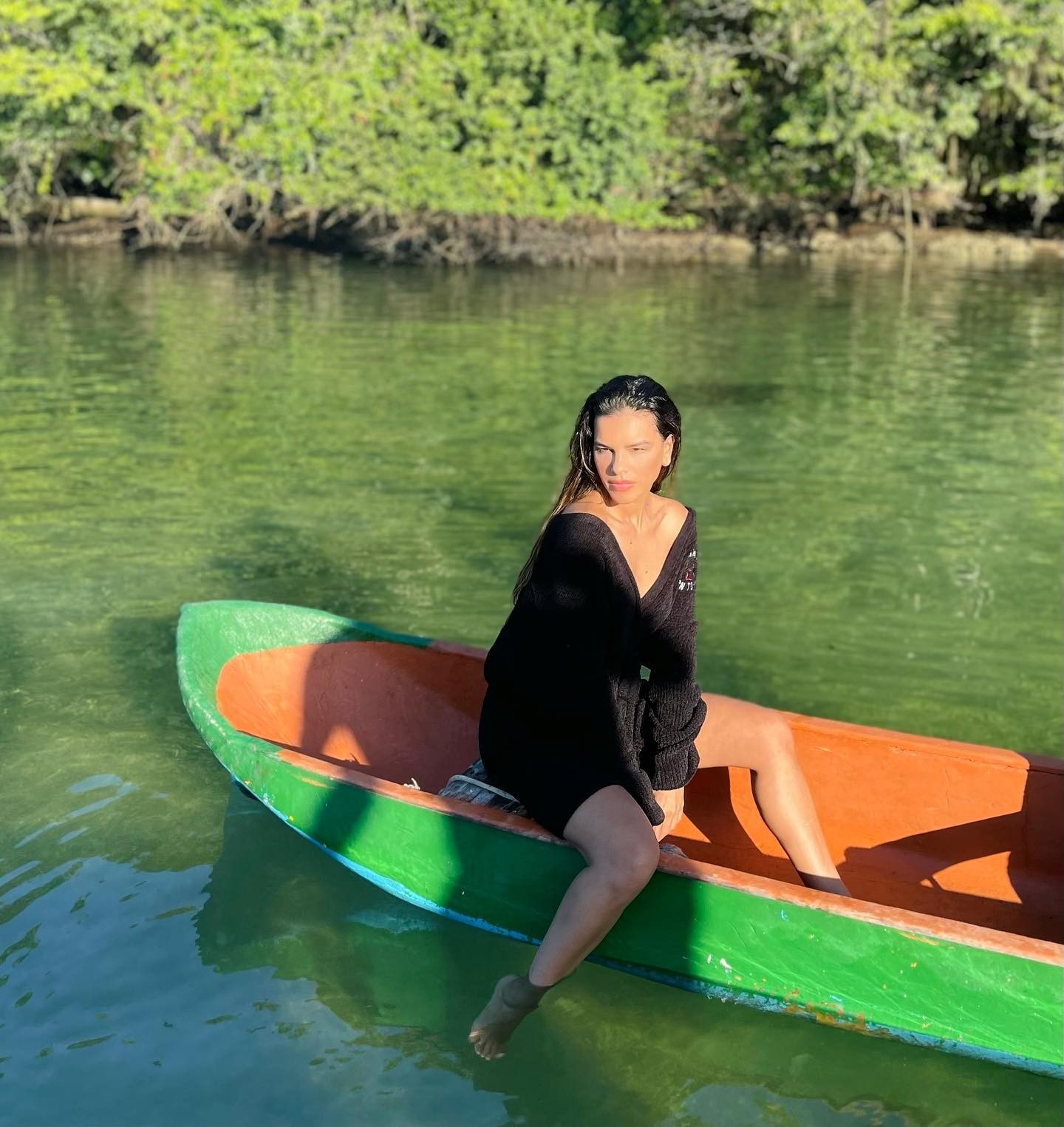 Mariana Rios posa em canoa (Foto: Instagram/Reprodução)