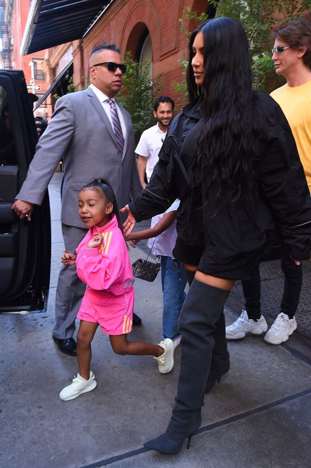 North passeou em Nova York com a mãe, Kim Kardashian, e uma amiguinha (Foto: Backgrid)