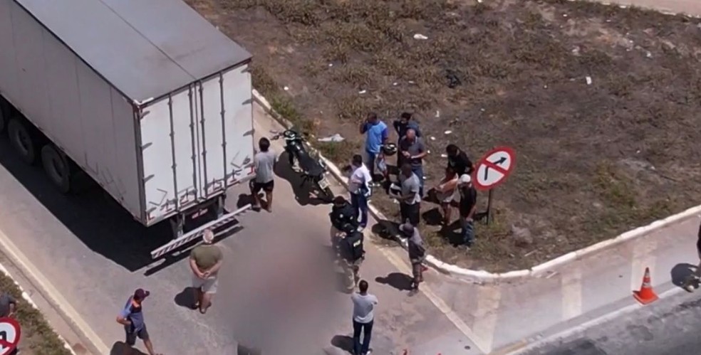 Motociclista morre após ser atingido por carreta no sudoeste da Bahia — Foto: Reprodução/TV Bahia