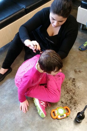 A cabeleireira cortando o cabelo de Madysen (Foto: Reprodução/ Facebook The Mighty)