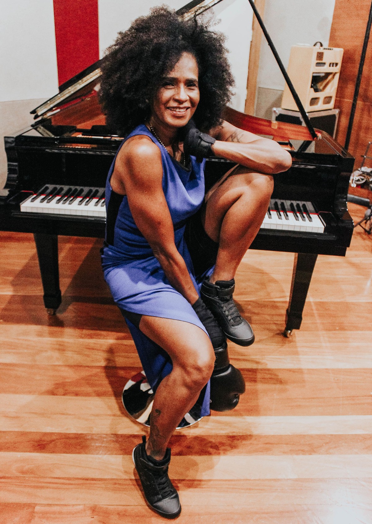 Sobrinha de Dolores Duran, Izzy Gordon dá voz à música do rapper Rael ...