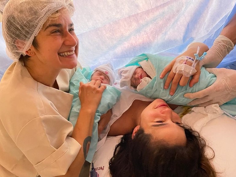 Lan Lanh publica álbum de fotos com Nanda Costa no dia do nascimento das gêmeas (Foto: Reprodução / Instagram)