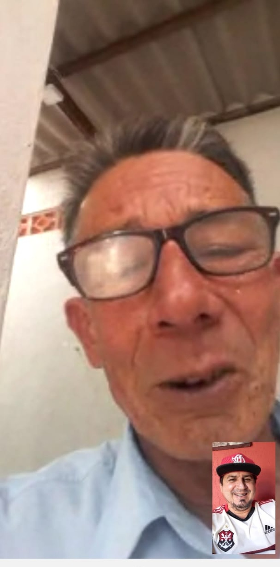 Héverton faz chamada de vídeo com pai, após localizá-lo através da internet — Foto: Reprodução