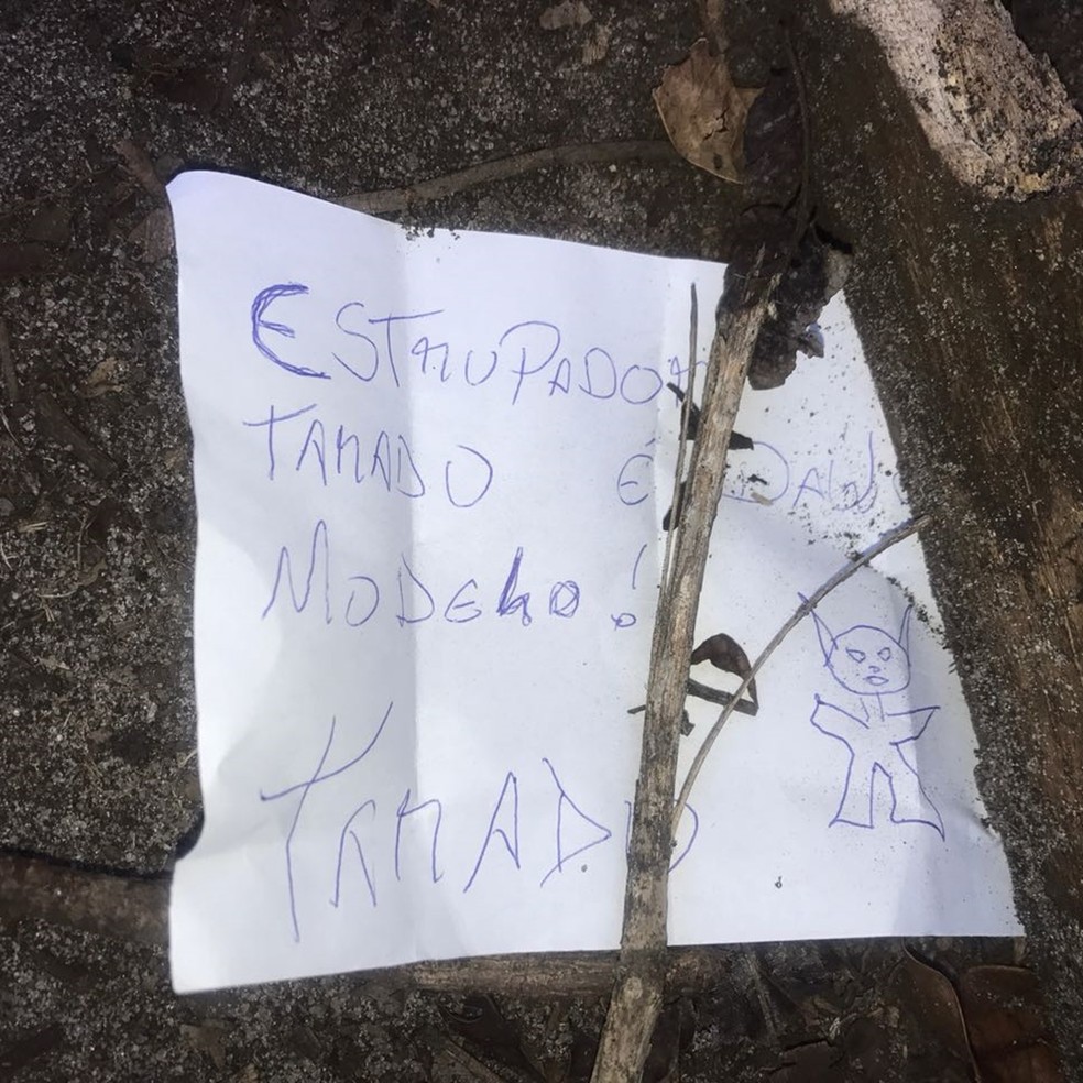 Bilhete tachando a vítima de 'estuprador' e 'tarado' foi encontrado ao lado do corpo. Família e vizinhos dizem que ele não era envolvido com crimes, nem drogas e tratava os enteados bem (Foto: Walter Paparazzo/G1)
