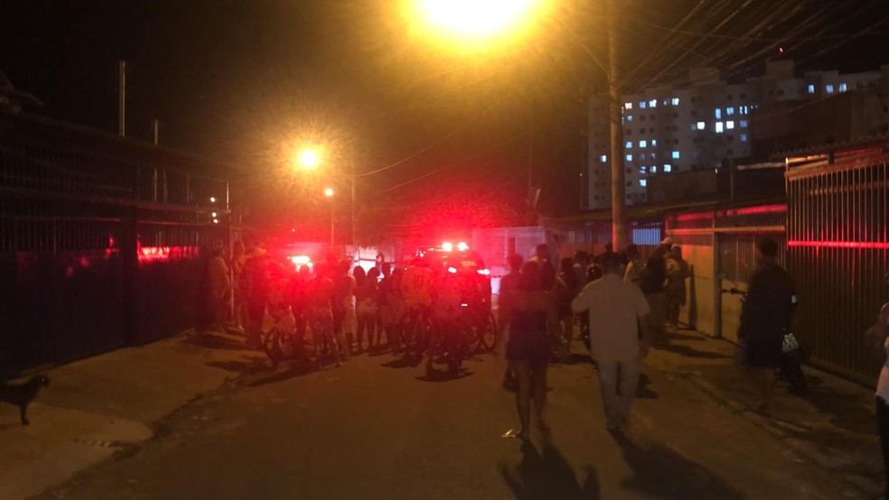 Corpo de mulher assassinada no DF foi encontrado no conjunto 4 da quadra 321 de Samambaia — Foto: Michele Mendes/TV Globo