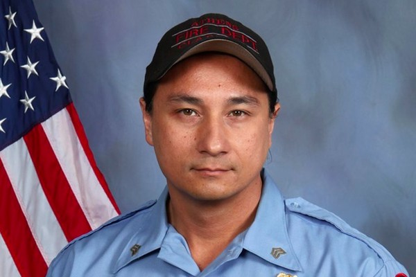 O ator Dango Nguyen em seu uniforme de bombeiro (Foto: Facebook)