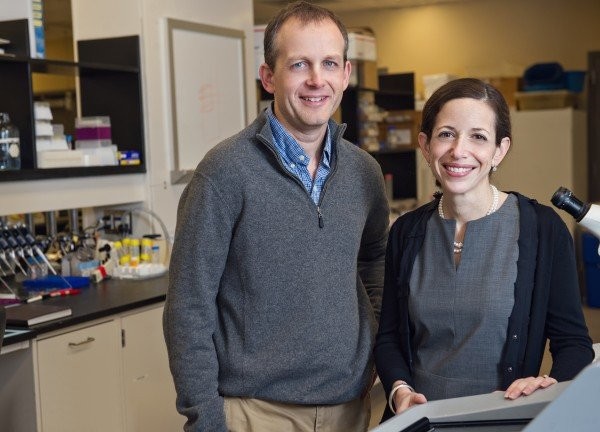 Lonnie Shea e Jacqueline Jeruss, que lideram as pesquisas (Foto: University of Michigan Comprehensive Cancer Center)