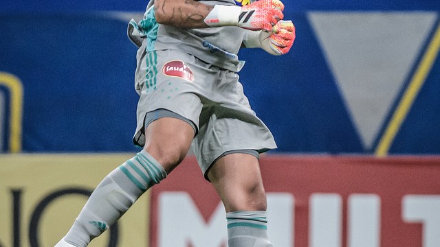 No dia do aniversário de 40 anos, Fábio comemora gol do Cruzeiro contra a Ponte Preta