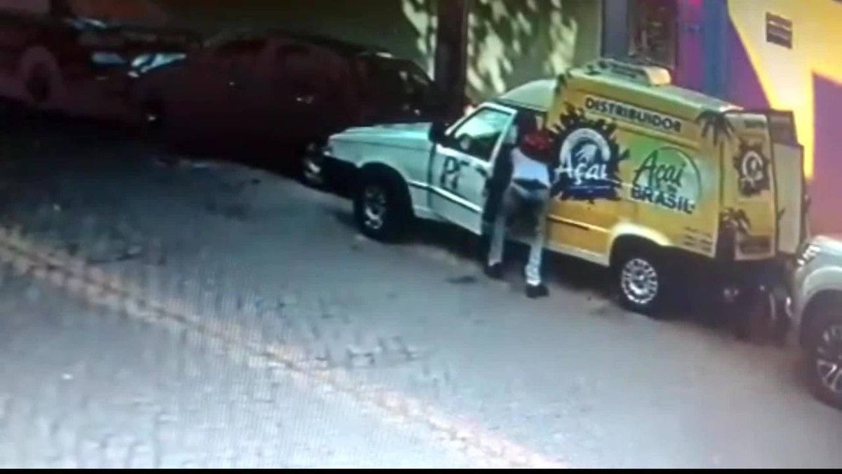 Câmera do Olho Vivo flagra homem furtando notebook que estava dentro de carro em Governador Valadares; VÍDEO
