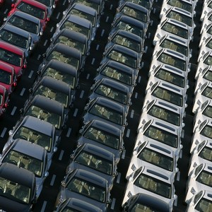 Patio de veículos fábrica de carros automóveis (Foto: Getty Images)