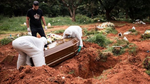 BBC - Cemitério em São Paulo; na América Latina, o contágio e as mortes continuam aumentando (Foto: Getty Images via BBC News)
