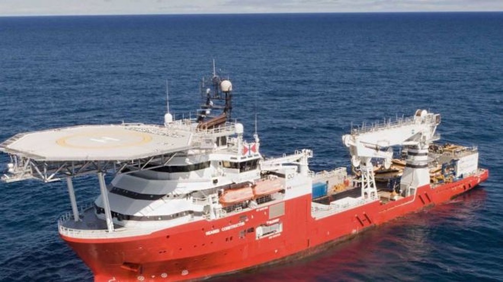 O navio Seabed Constructor tinha uma tripulação de 60 pessoas, além de oficiais Marinha e parentes de desaparecidos — Foto: Ocean Infinity/BBC