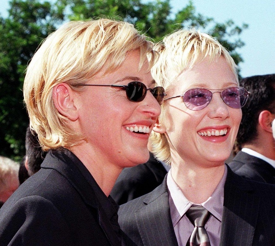 Ellen Degeneres e Anne Heche no tapete vermelho do Emmy, em 1998