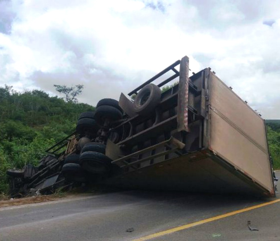 Caminhão tomou na rodovia, após a colisão (Foto: Blog Itiruçu Online)