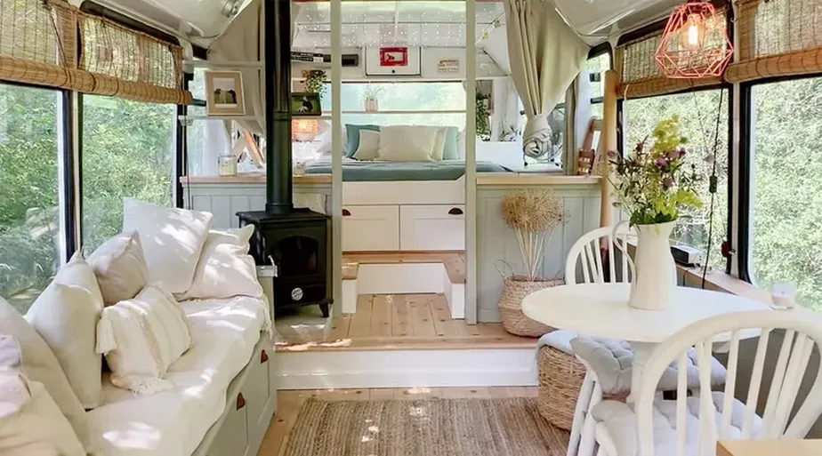 Casal converte ônibus urbano em casa estilo fazenda