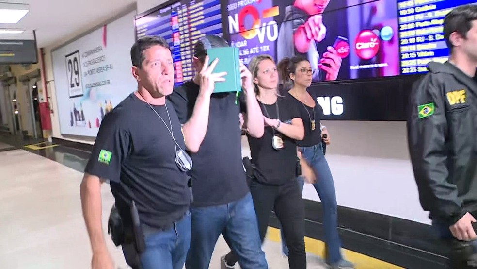 Dario Messer foi levado para o aeroporto de Congonhas para ser transferido para o Rio — Foto: Reprodução/TV Globo