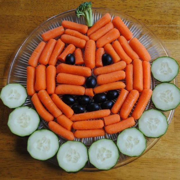 Um jeito diferente de criar uma abóbora com cenouras e pepinos (Foto: Reprodução / Pinterest)