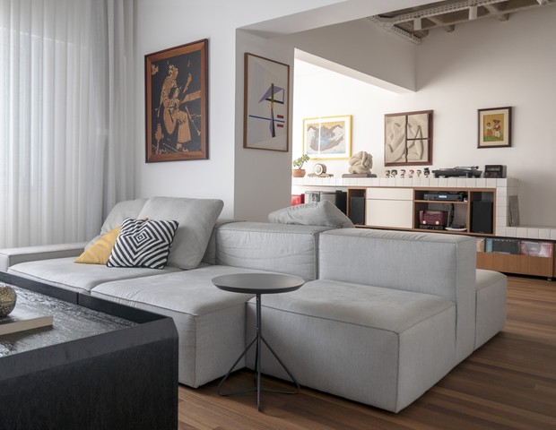80 m² com móveis multifuncionais e atmosfera de calmaria (Foto: O projeto, capitaneado pelo Estúdio Olo, deu ares de casa a um apartamento em São Paulo)