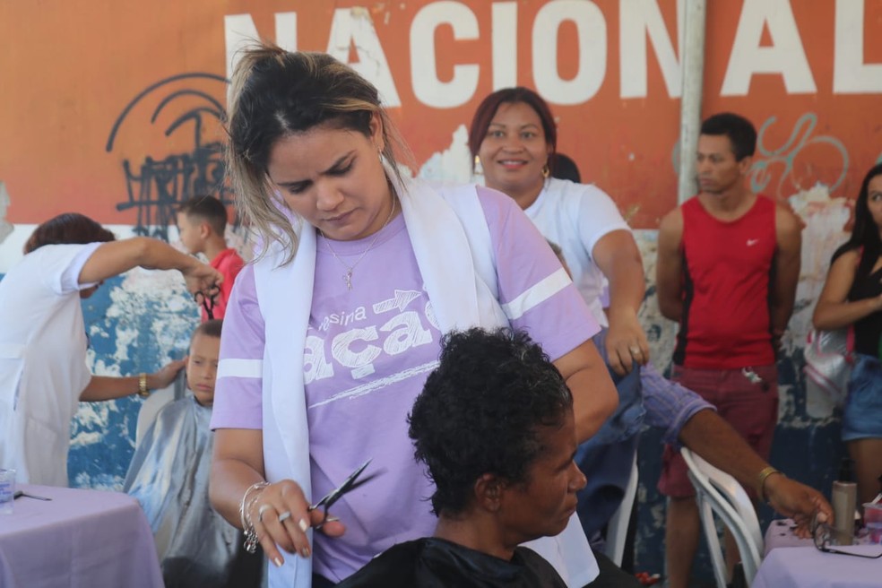 Serviços de beleza foram oferecidos durante o Teresina em Ação — Foto: Lorena Linhares/G1 PI