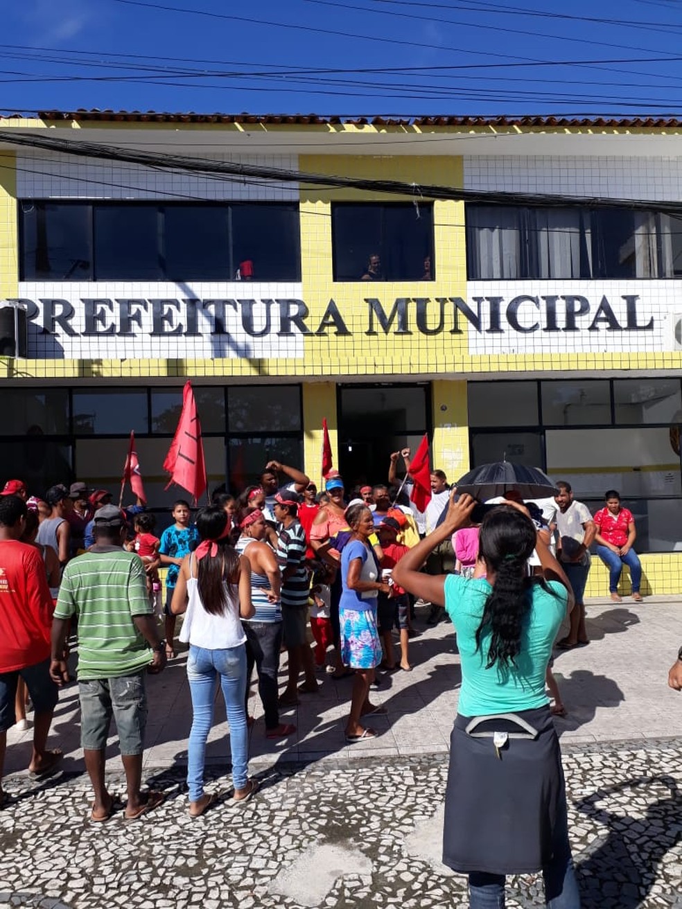 Moradores também foram protestar na frente da prefeitura municipal da cidade — Foto: José Ailson/Arquivo pessoal